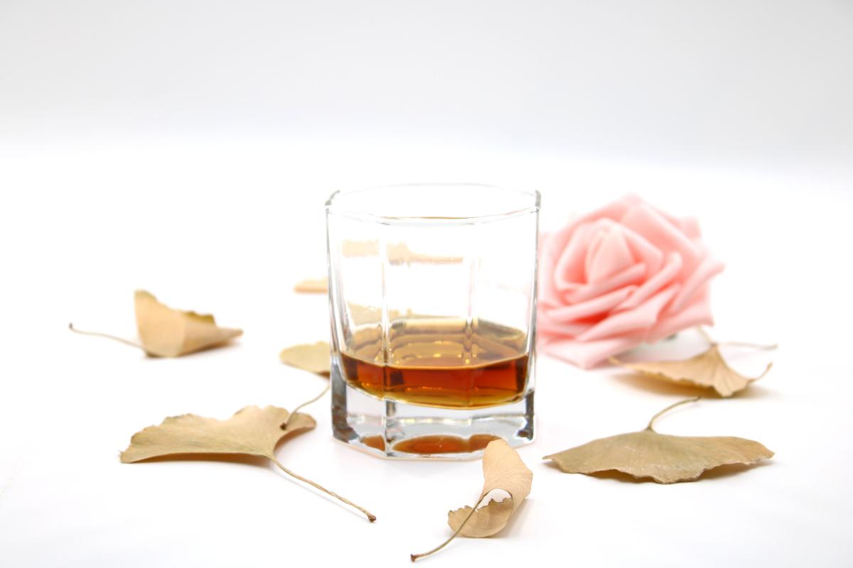 玻璃杯装的黄酒